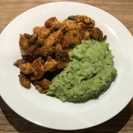Bild von Hähnchengulasch mit Blukoli-Püree