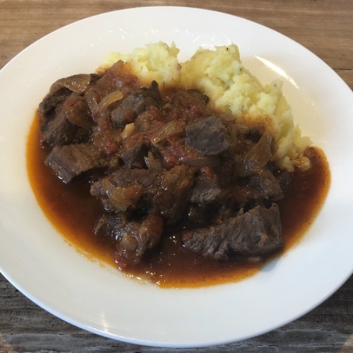 Bild von Gulasch Stifado mit Stampfkartoffeln