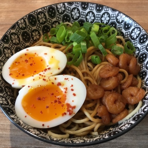 Bild von Ramen mit Garnelen und Ei